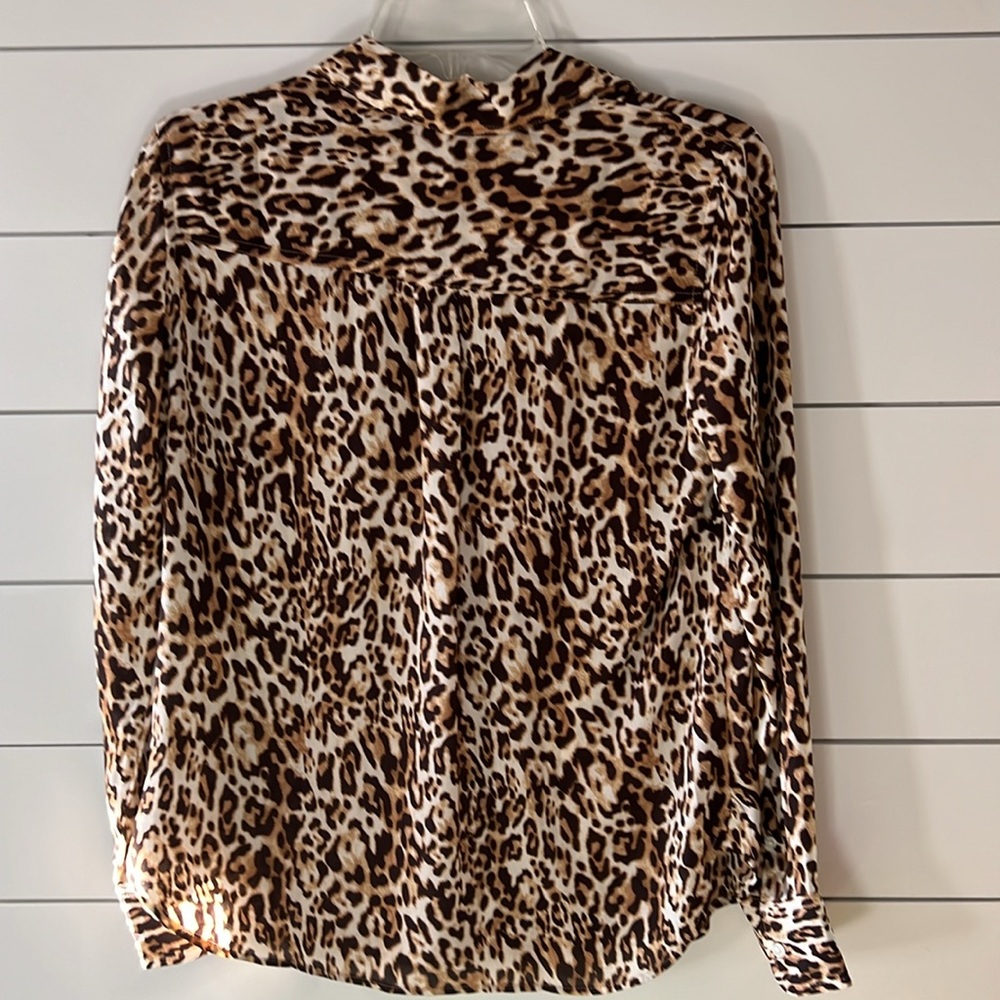 New with tags, Banana Republic button up leopard print blouse size extra small - Picture 4 of 4